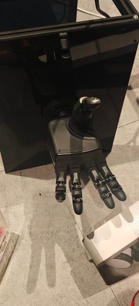 The Apex left hand mounted on the PΛN chassis, fingertips down