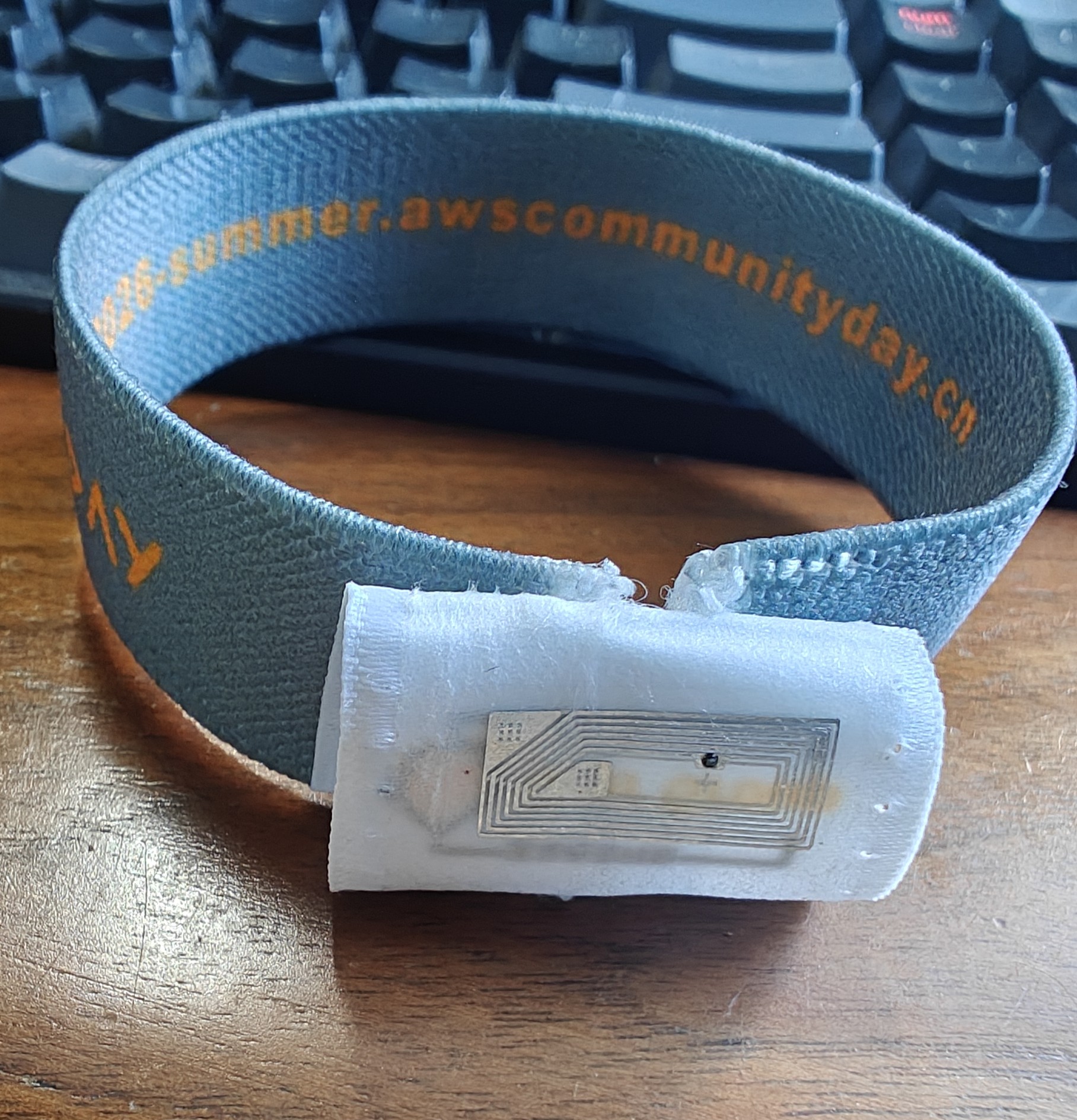 Close-up of the NTAG215 chip and antenna inside the Community Day wristband