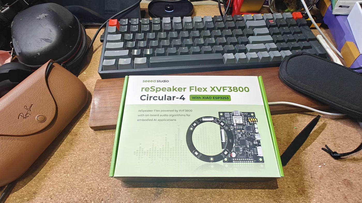 Seeed Studio reSpeaker Flex XVF3800 Circular-4 包装盒：这套栈真正在听的远场麦阵。