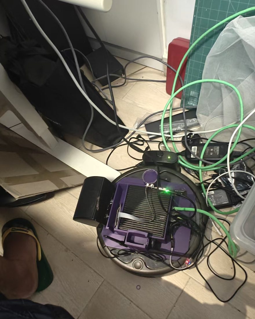 同一台车的站立俯视:USB 喇叭卡在紫色框架左侧,网线和电源还插在台架上。