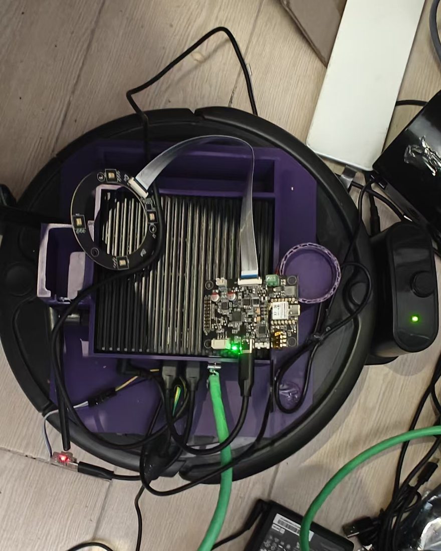 俯拍:Roomba 底盘上的 Jetson Orin NX,紫色 3D 打印支架、散热片,以及盖在板子上的 LED 环。
