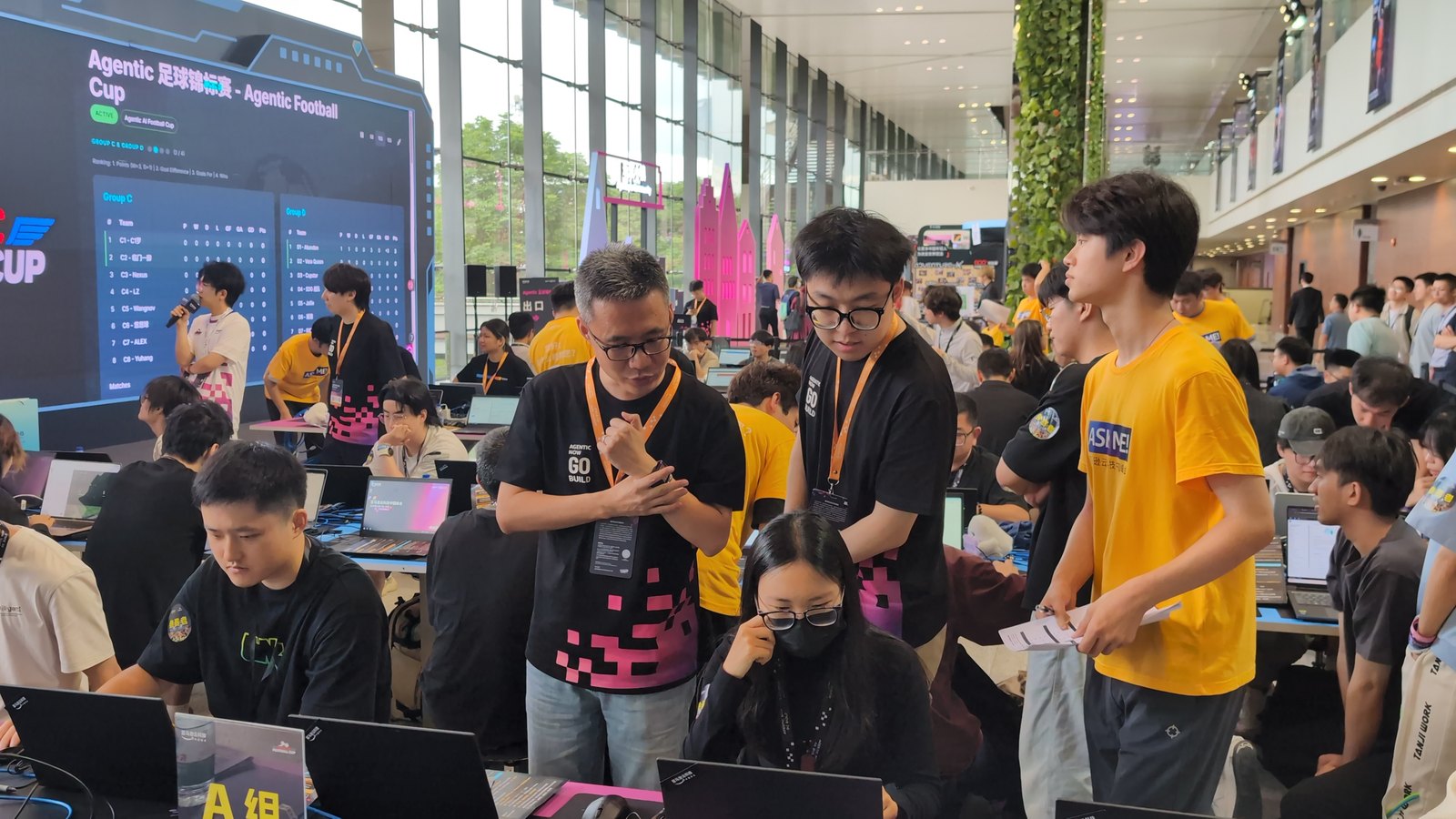 上海 Summit — 满场 builder 同时调 Agent，大屏滚动小组积分榜
