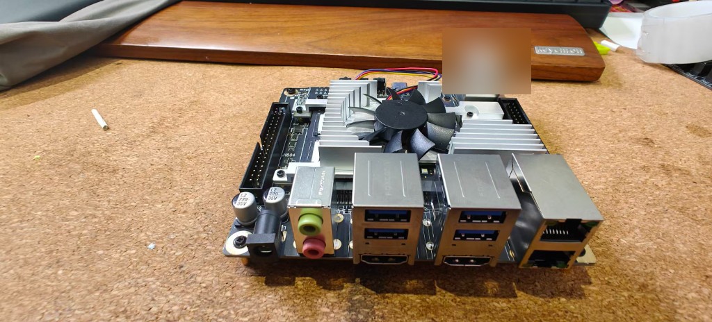 接口这一侧:DC 圆孔、音频、USB-A、HDMI、RJ45