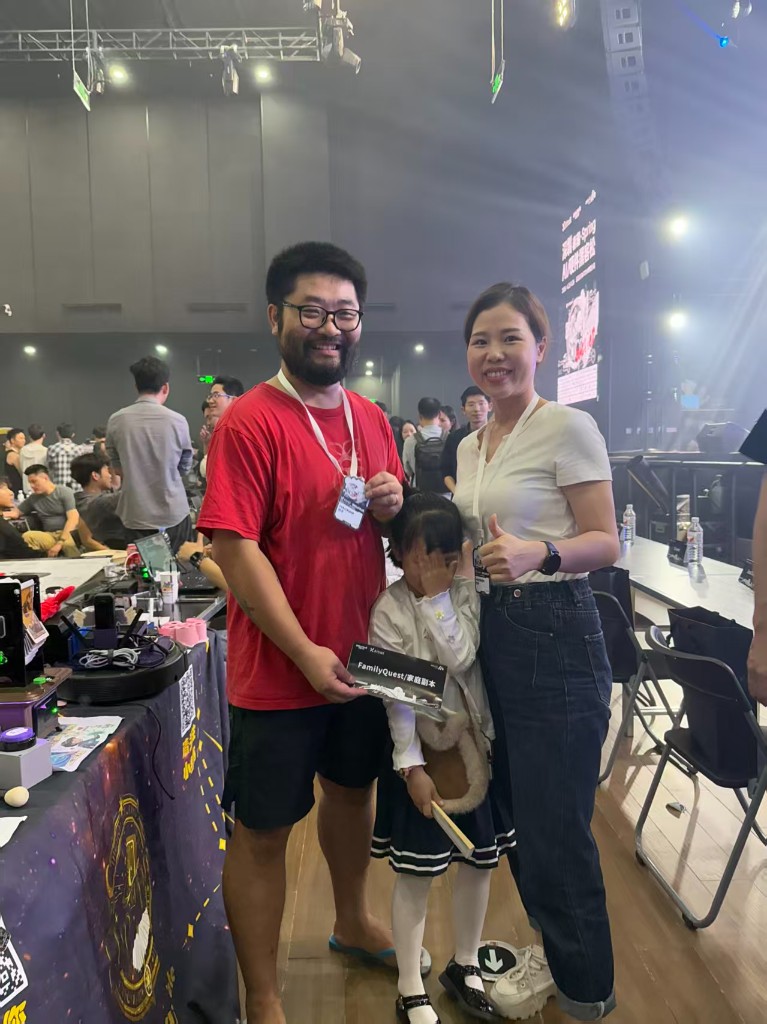 Cameraman 大奖 · TOP 1/200 Outlier — 我、老婆、女儿一起在台上。"FamilyQuest / 家庭副本"这块徽章，事后看，真有意思。