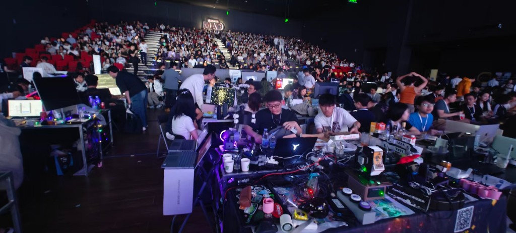 Attrax 春潮黑客松现场 — Livehouse MAO 深圳，看台坐满人，主场地一排排焊接桌摆开