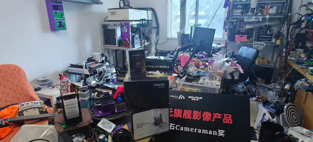 我的工作室 — 真正 需要赛博管家的那个房间。3D 打印机、示波器、振荡器、烙铁、几个并行的项目、比宇宙焦耳数还多的线